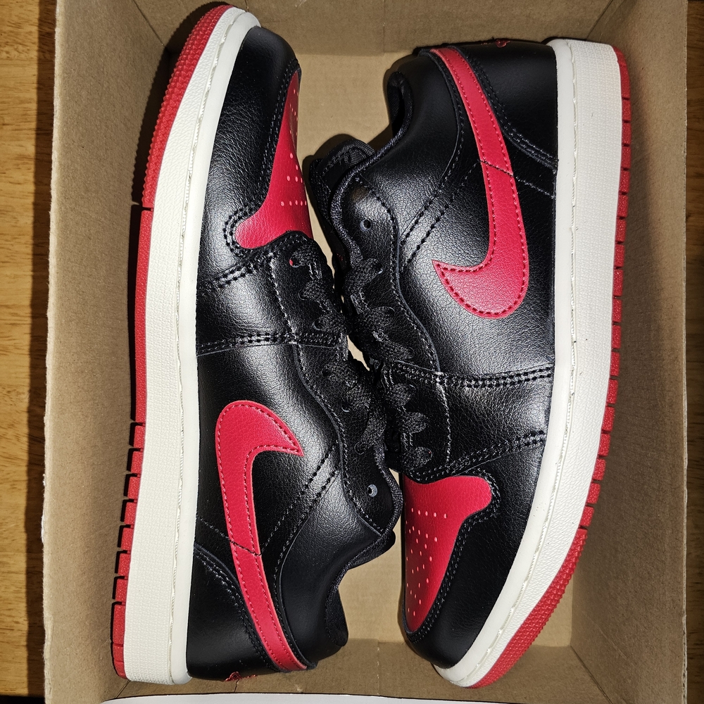New Nike Jordan 1 Low Womens Size 8.5 Black & Gym Red